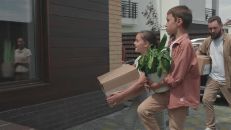 parents and kids moving house