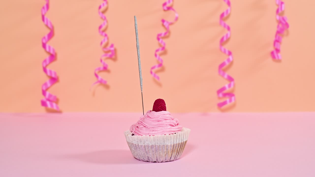 tiempo lapso detener el movimiento de la quema de bengala fuego brilla en lindo pastel de taza con crema y cintas de fondo