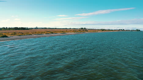 Luftaufnahme-Einer-Drohne,-Die-über-Der-Ostsee-In-Richtung-Strand-Fliegt