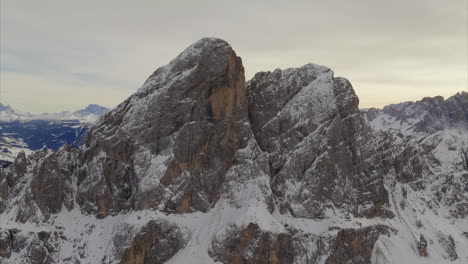 impresionante vista aérea de peitlerkofel o sass de putia montaña de las dolomitas en trentino alto adige, italia