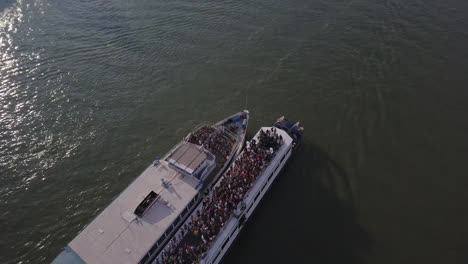 Drohnenaufnahme-Eines-Partyboots-Auf-Der-Donau