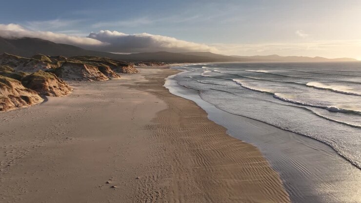 Wunderschönes Sonnenuntergangslicht über der Mason Bay, Stewart Island, Rakiura.