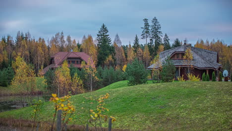 Tiro-De-Timelapse-De-Cabañas-De-Madera-Al-Lado-De-Un-Lago-En-Un-Hermoso-Día-De-Otoño