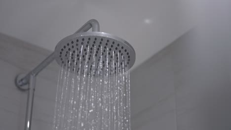 el cabezal de la ducha fluye lentamente apagándose