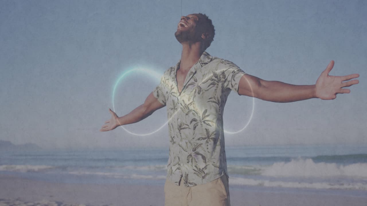 Homem desfrutando da praia com os braços estendidos, com animação de círculos luminosos atrás dele.