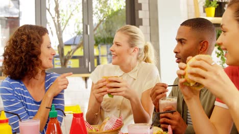 Gruppe-Von-Führungskräften-Interagiert-Beim-Mittagessen-4k