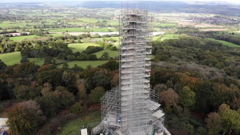 vista aérea del monumento de wellington cubierto de andamios para reparaciones en blackdown hills en somerset