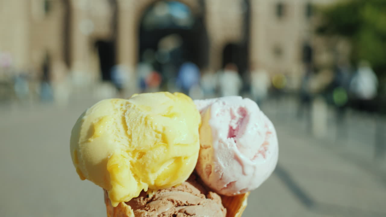 Vista in prima persona di una passeggiata con un cono gelato a Stoccolma.