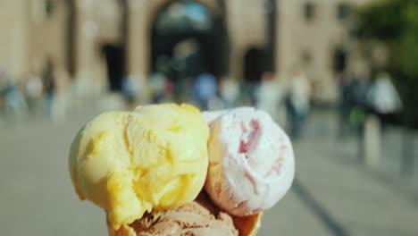 Vista-En-Primera-Persona-De-Caminar-Con-Helado-En-Estocolmo