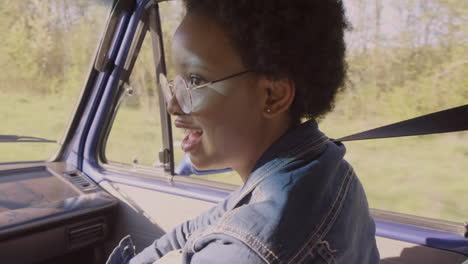 una joven negra divirtiéndose durante un viaje por carretera en la caravana