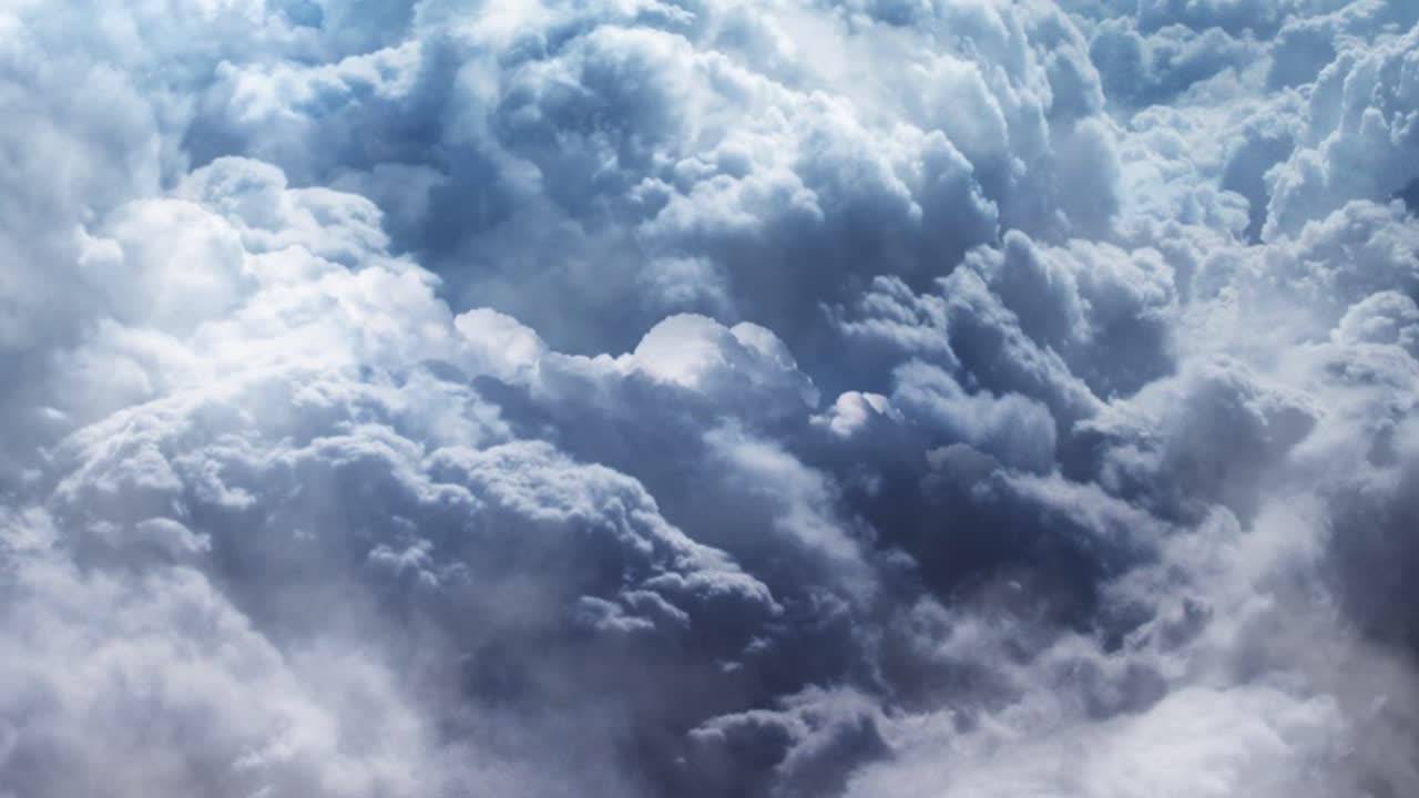 el punto de vista se mueve hacia el cúmulo grueso y oscuro