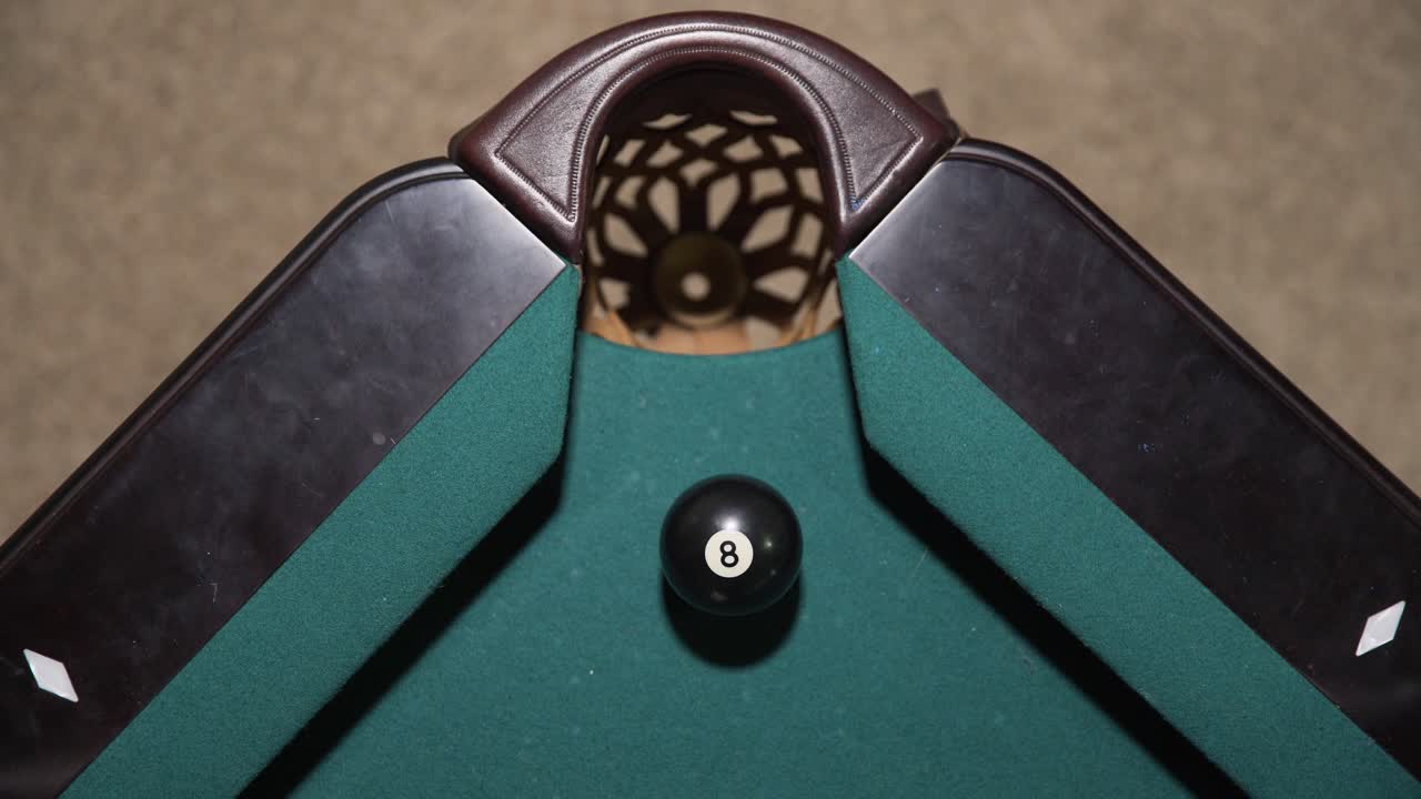 vista aérea del jugador que hunde la bola blanca para perder el juego de billar