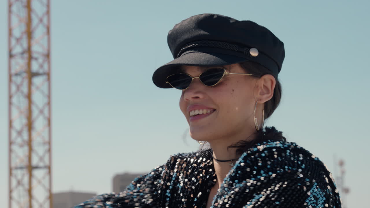 옥상에서 춤을 추는 여성 라틴 댄서 아름다운 브라질 여성이 도시에서 춤을 추고 있습니다.