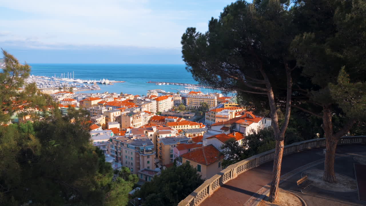 Bybillede af Sanremo fra et udsigtspunkt, Italien. Boligbygninger i klassisk stil, Middelhavskysten og havn, grønne områder