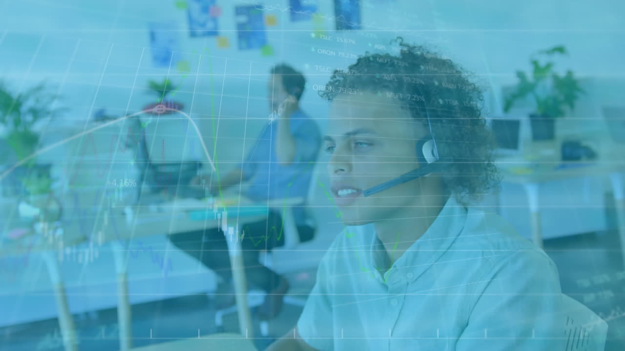 Team animato e multietnico di call center che lavora con la tecnologia in un ambiente d'ufficio