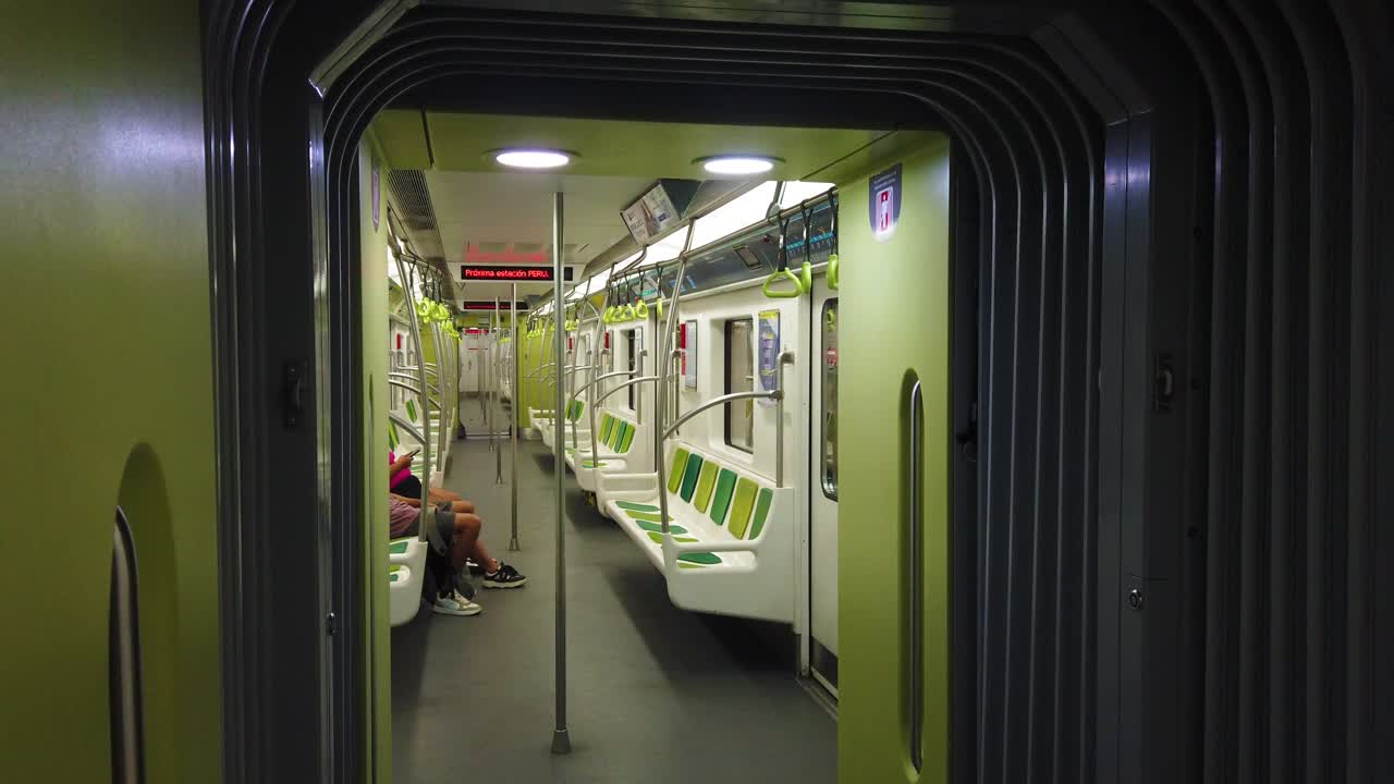 Interno moderno di un treno della metropolitana con passeggeri pendolari nei trasporti pubblici urbani.