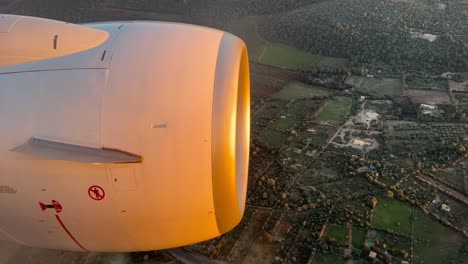 vista de cerca del motor izquierdo de un avión boeing 737 bañado por el sol en la hora dorada