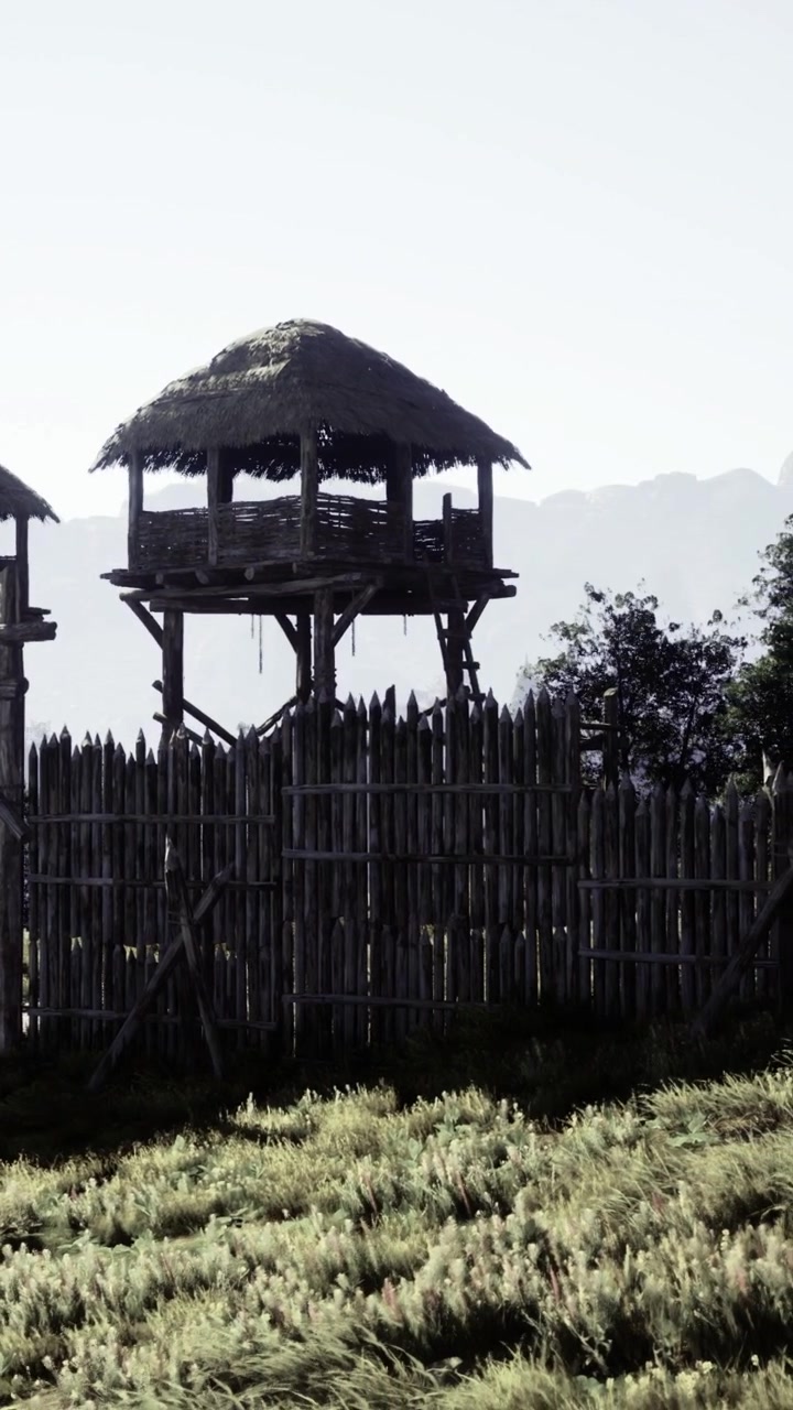 Torre di avvistamento e recinzione in legno in una zona rurale durante le ore diurne