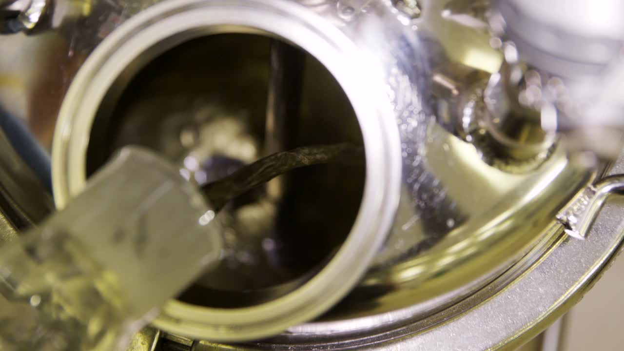 agua vertida en el dispositivo de ensayo y mezclada en el interior