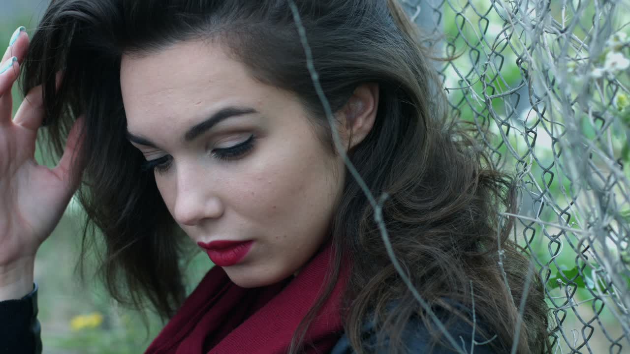 cara de mujer pensativa tocando la mano cabello largo moreno. cara de mujer hermosa