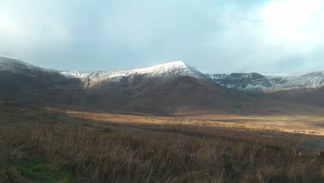 montañas comeragh waterford irlanda tarde de invierno sombras con cordillera cubierta de nieve el día de navidad