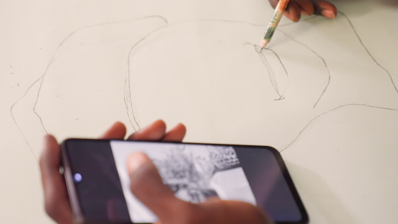 Mão negra guiando lápis perto do olho, mão de pele escura marcando contorno pontilhado enquanto consulta imagem no telefone, mapeamento facial cuidadoso para pintura futura, luz de estúdio nítida, processo artístico metódico