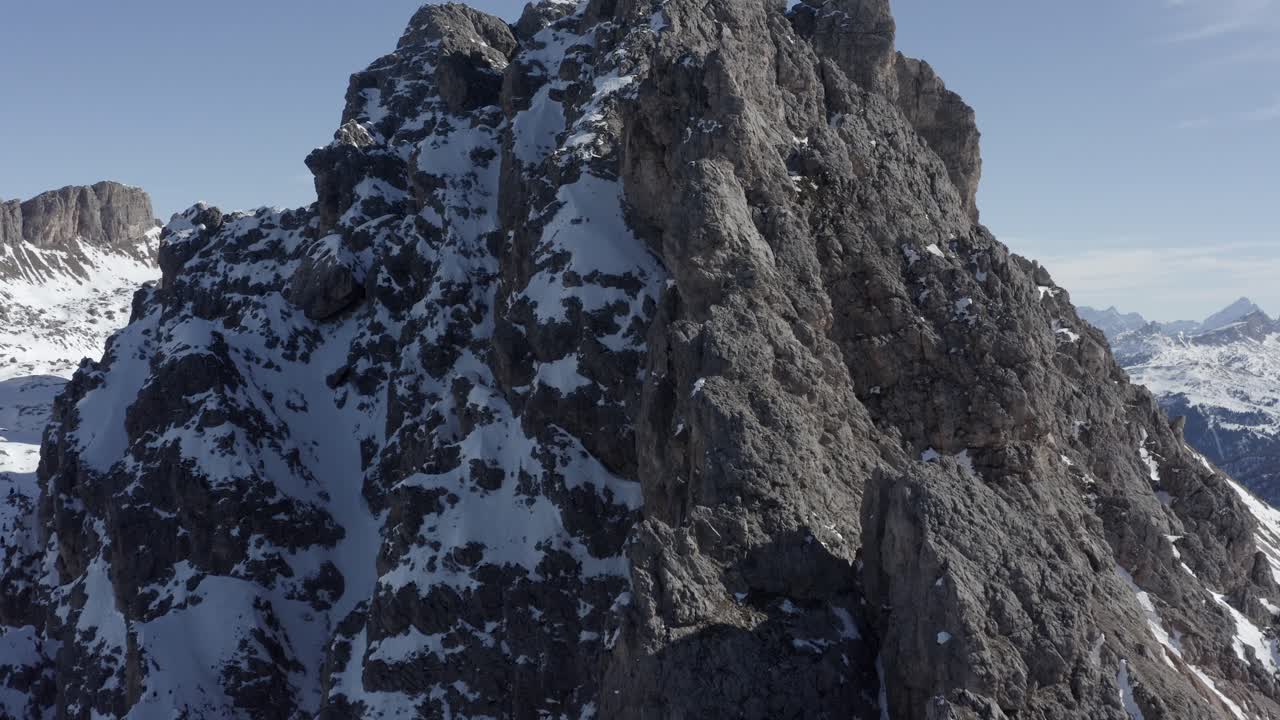 Cime delle montagne innevate