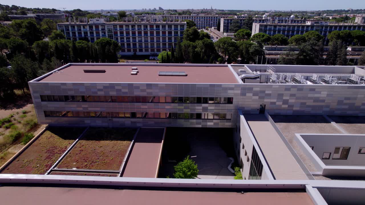 hermoso edificio comercial en el sur de francia, montpellier