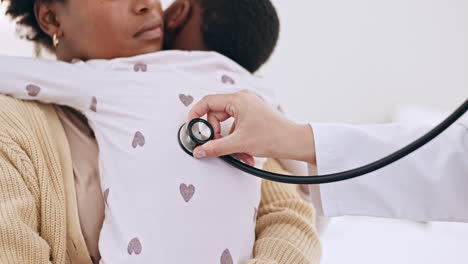mujer negra, niño y médico con estetoscopio