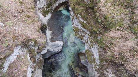 Hermosa-Vista-Del-Agua-Turquesa-Bajando-Por-El-Río-En-El-Río-Soca,-Eslovenia