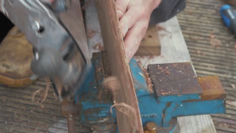 planando una bufanda en un borde de madera contrachapada