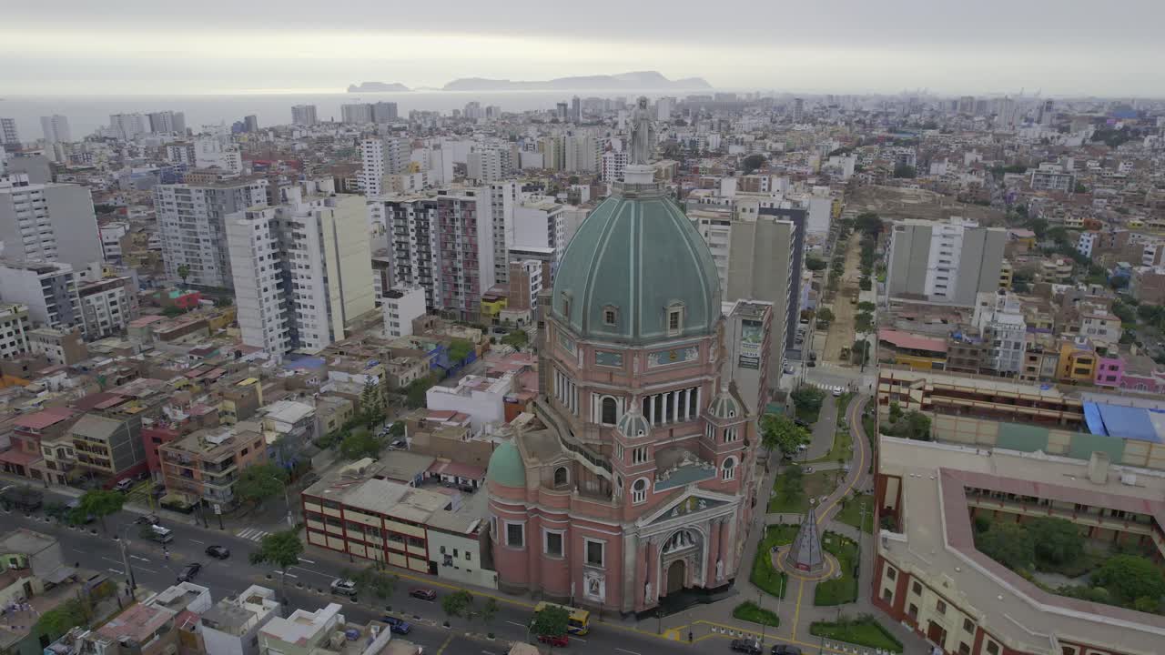 Veduta aerea della Basilica e Santuario di Maria Ausiliatrice a Lima, Perù