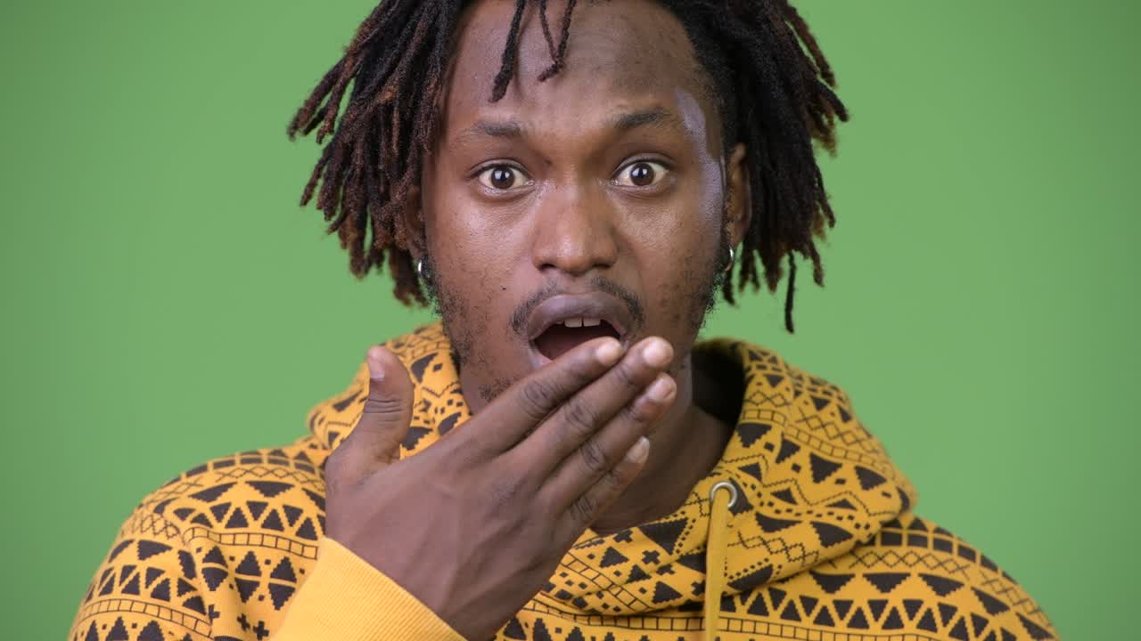 Ung flot afrikansk mand, der ser chokeret ud