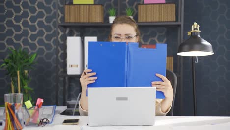 mujer de negocios alegre trabajando en archivos.