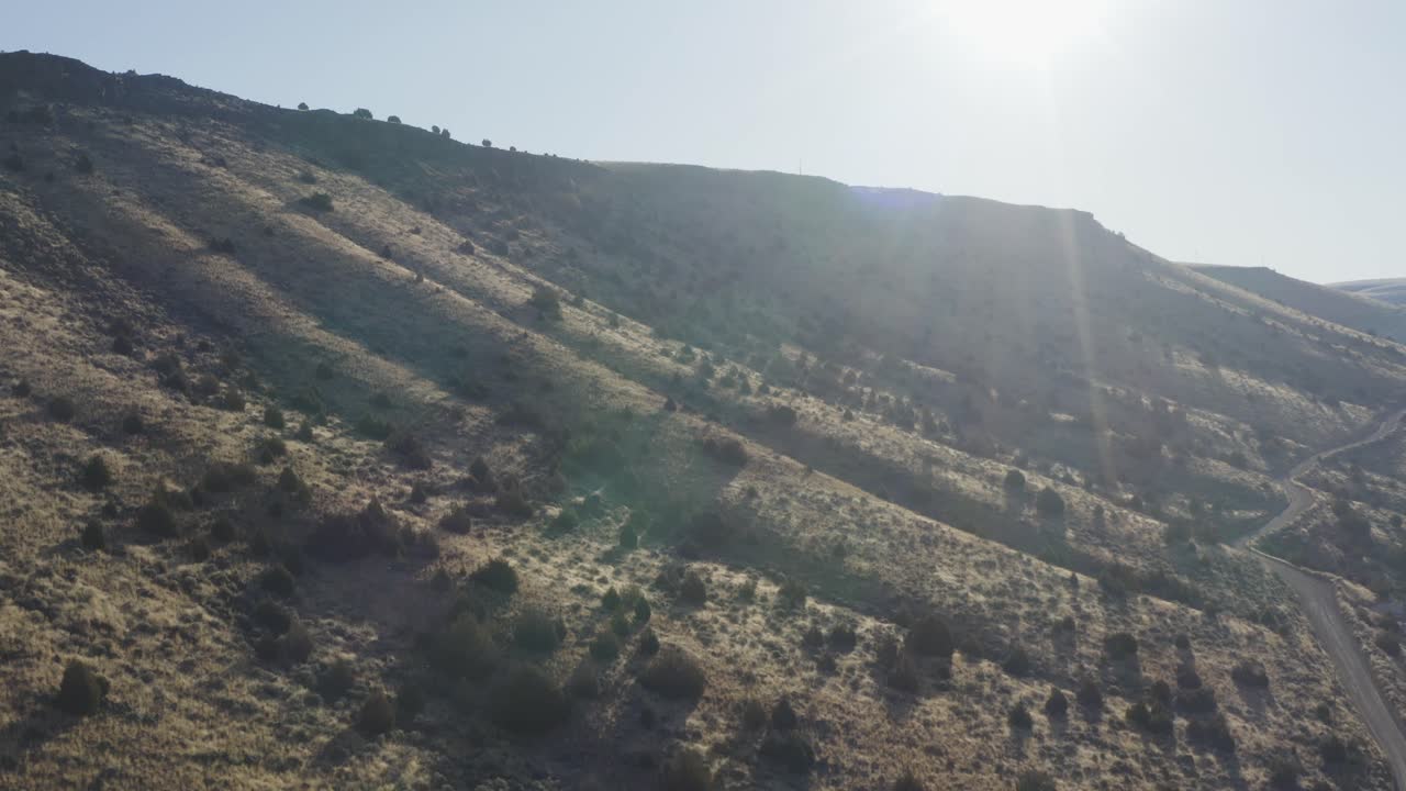 무인 항공기가 시골 아이다 호 도로와 언덕 위로 올라갑니다.