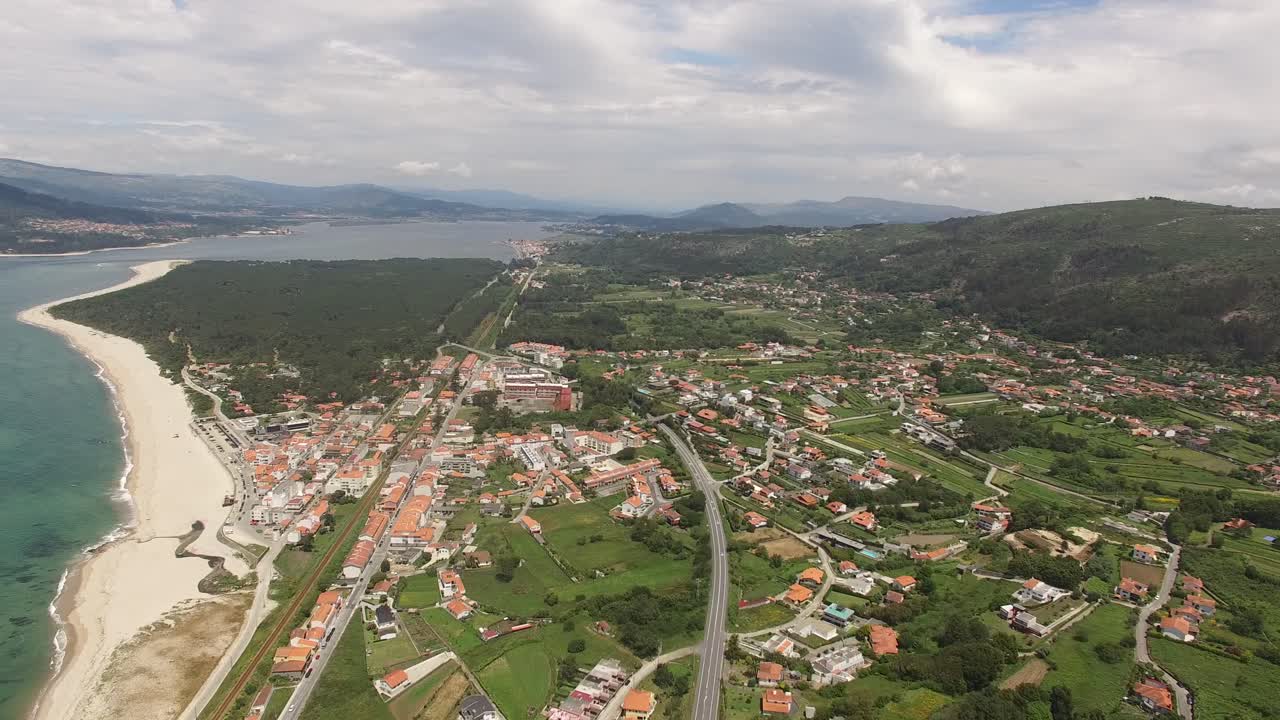 un viaje aéreo por una hermosa playa costera en la playa de moledo, portugal