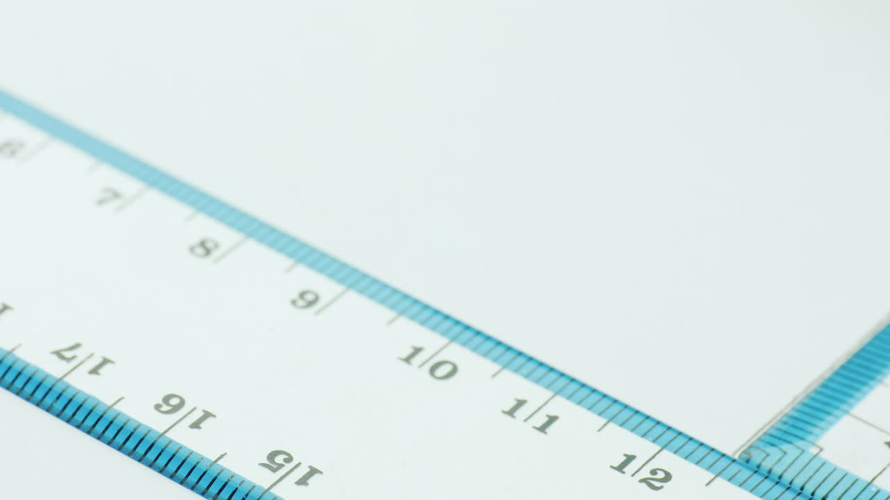 간단한 연필로 그림에 선을 그립니다.