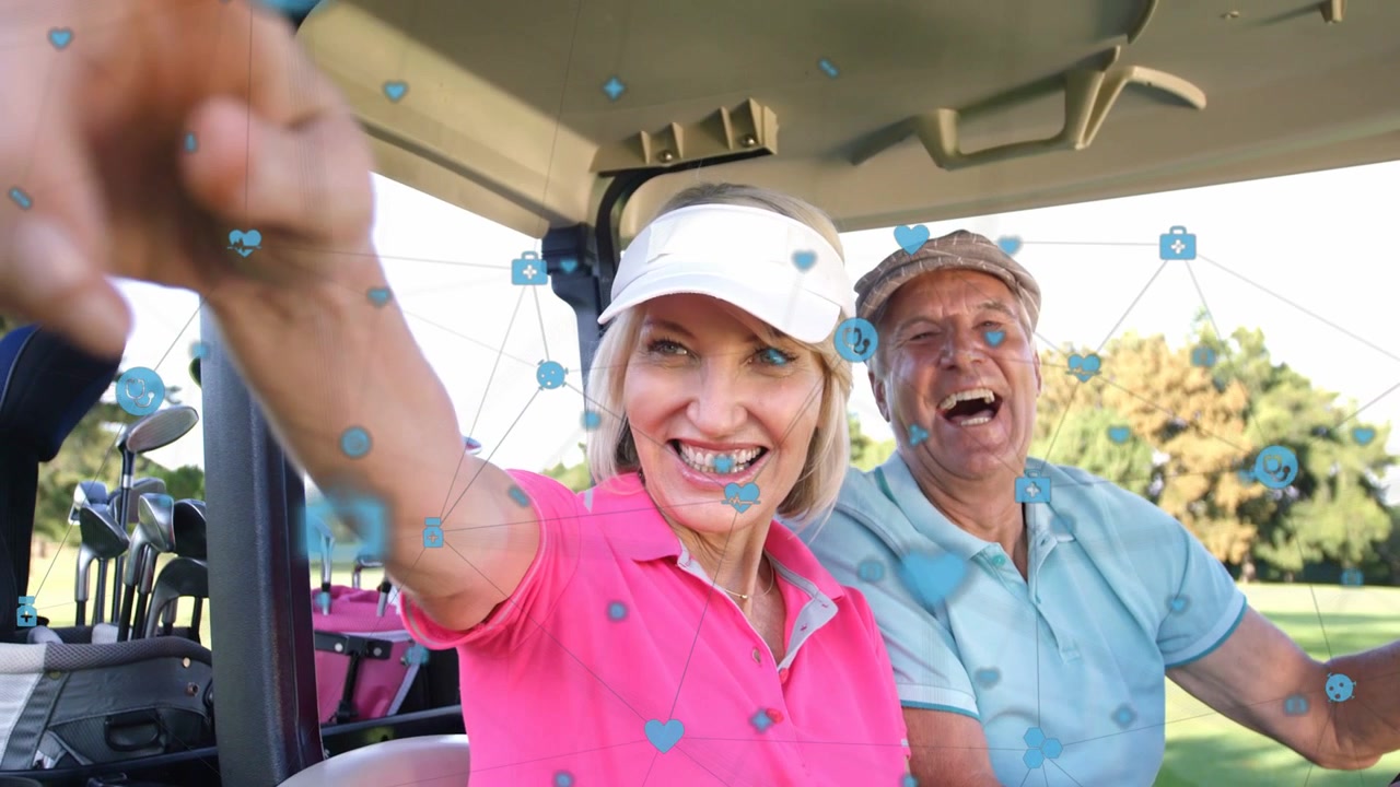 Mujer observando fuera de cuadro, señalando hacia la cámara, compartiendo una risa, con iconos azules de golf avanzando.