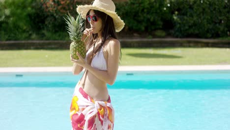 mujer con sombrero de paja y falda de envoltura colorida