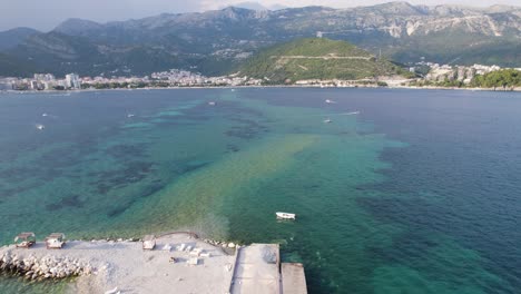 Budva---Revela-La-Costa-De-La-Isla-Sveti-Nikola,-Costa-De-Montenegro,-Aguas-Cristalinas