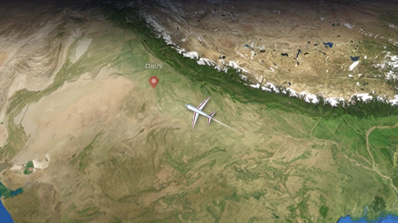 Et kommercielt fly flyver hen over et realistisk satellitkort fra Bangkok til Delhi med etiketter