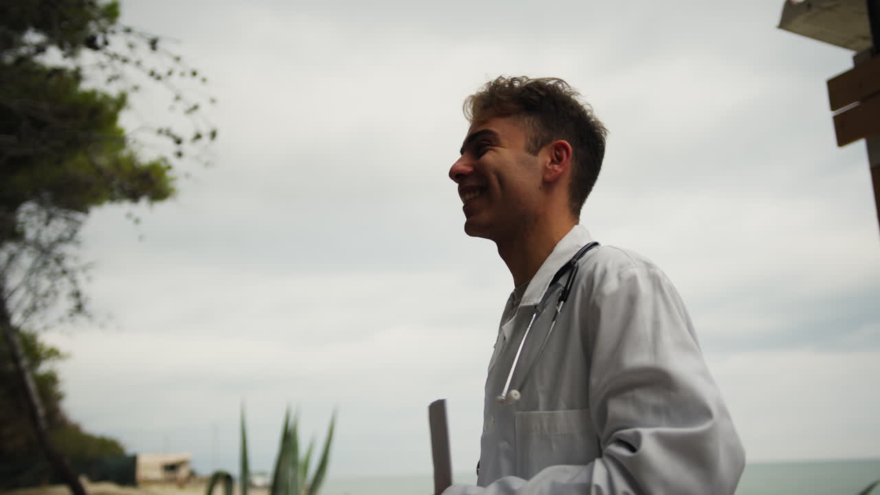 joven médico se prepara para dar buenas y malas noticias fuera del hospital en el parque