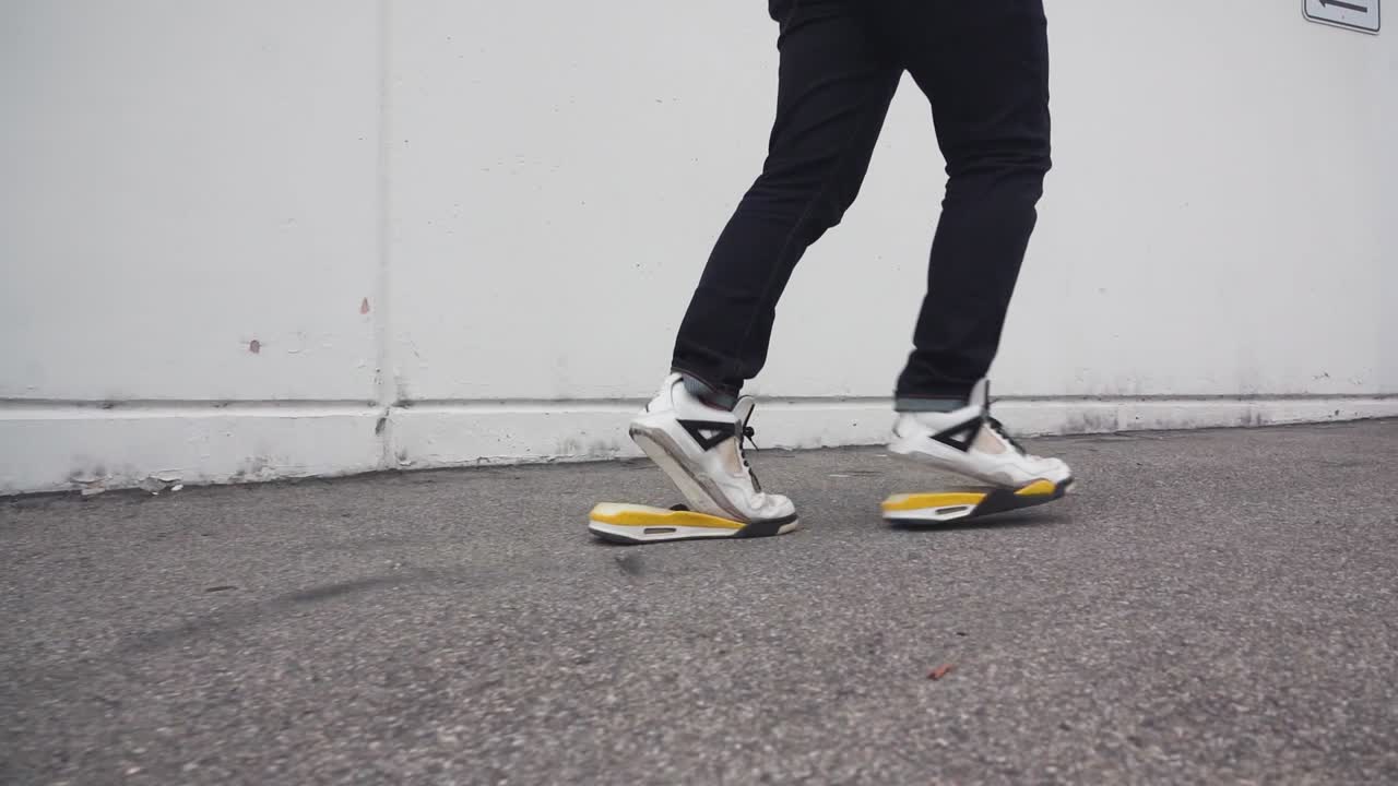 밑창이 분리된 낡고 더러운 운동화를 신고 슬로우 모션으로 달리는 남자