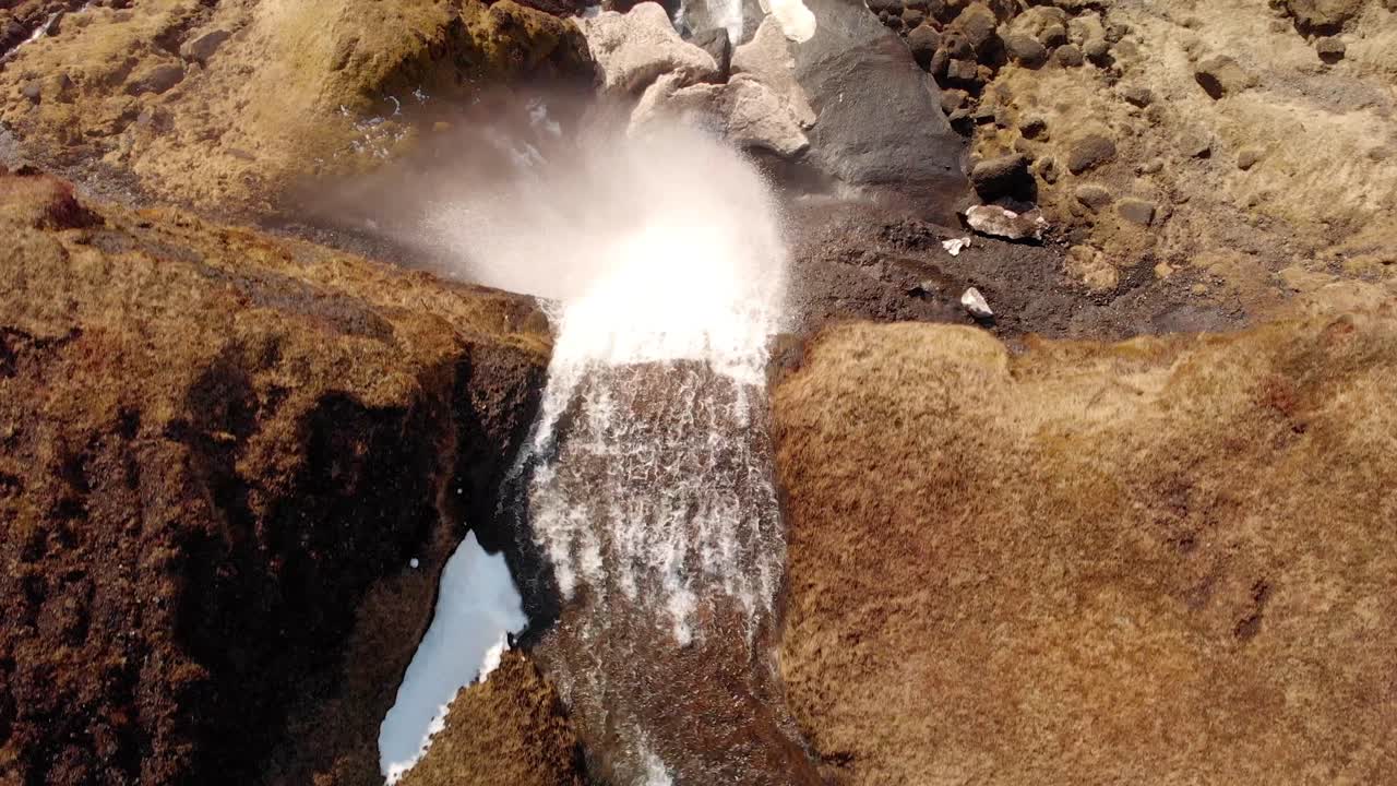 겨울 동안 아이슬란드의 폭포 위에서 드론 샷