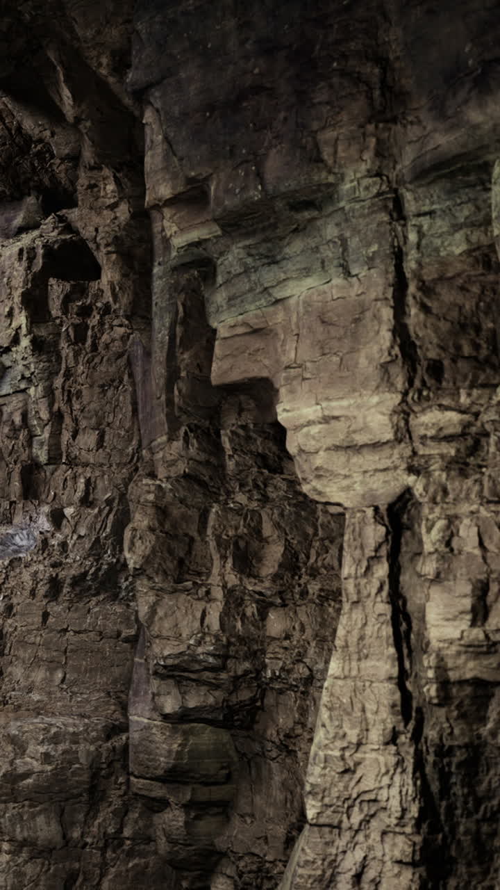 Formazione rocciosa in una grotta che mostra una forma simile a un volto durante il giorno
