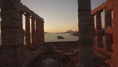 Epische-Luftaufnahmen-Des-Poseidontempels-Zur-Goldenen-Stunde,-Atemberaubende-Aussicht