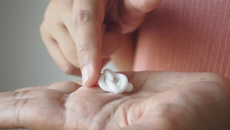 aplicación de crema en las manos
