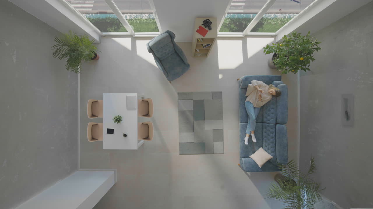 mujer acostada en el sofá con un teléfono inteligente