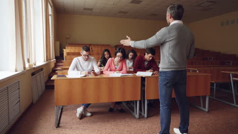 profesor dando una conferencia en un aula