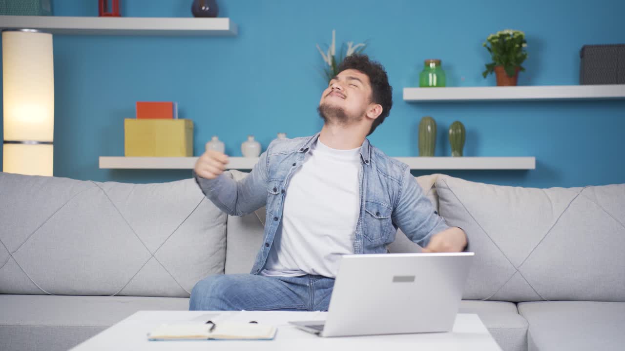 기 ⁇ 으로 가득 찬 행복한 춤추는 남자.